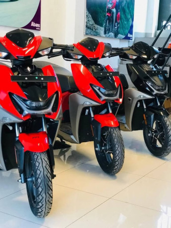 hero-deluxe-xoom-xtream-125-big-1