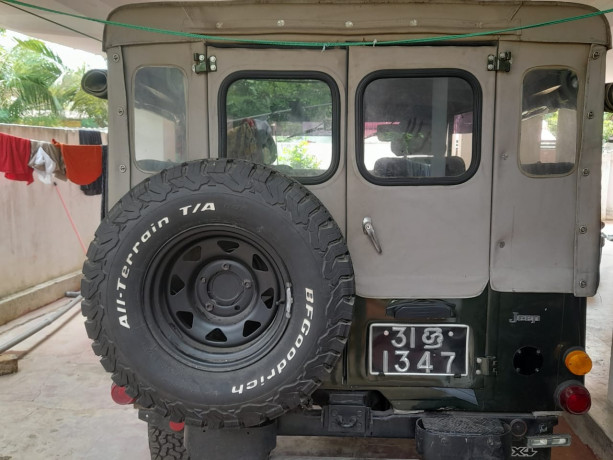 Mitsubishi 4DR5 Jeep